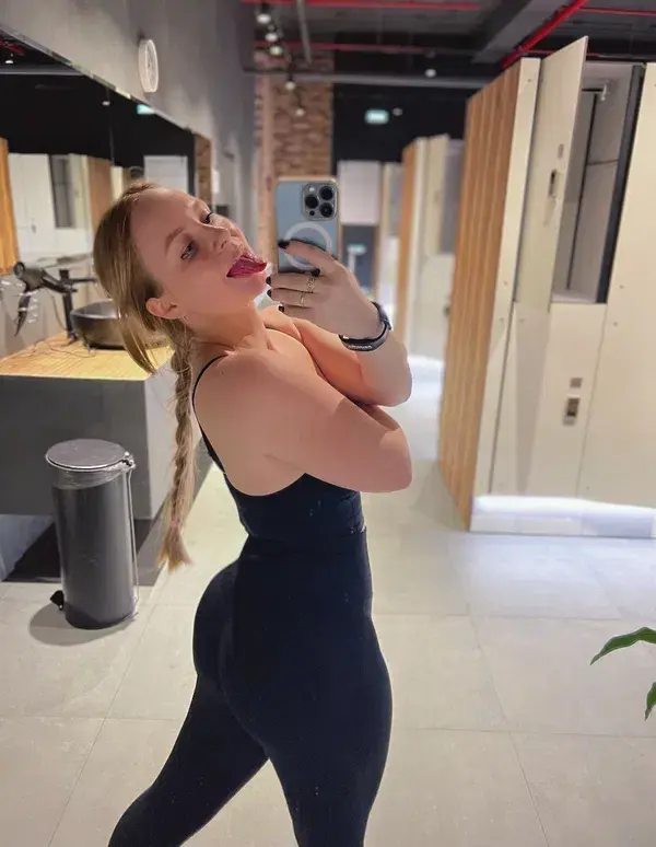 tikixen963 (23) female from CA - sexting partner