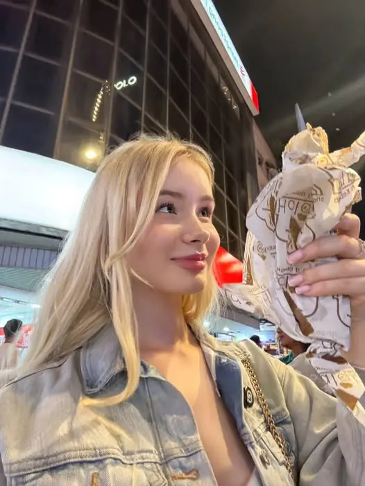 tilowy (18) female from AU - sexting partner