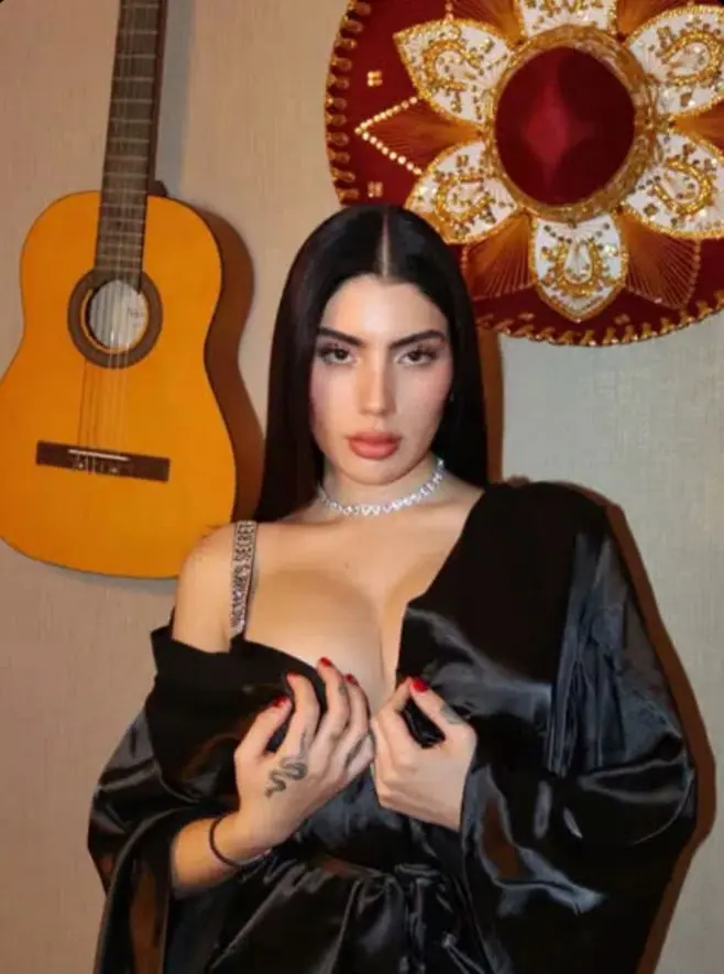 tirokik (23) female from GB - sexting partner