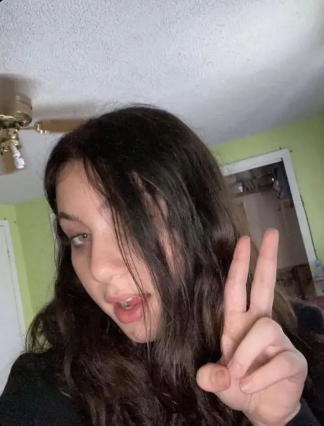 tliobrtg (18) female from GB - sexting partner