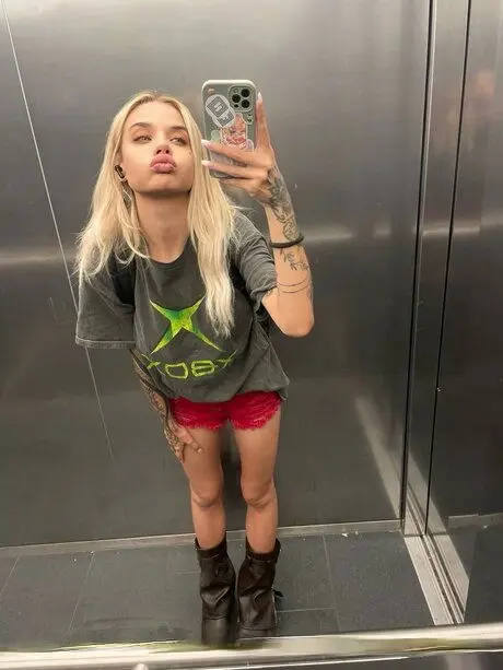 toxaxak946 (26) female from GB - sexting partner