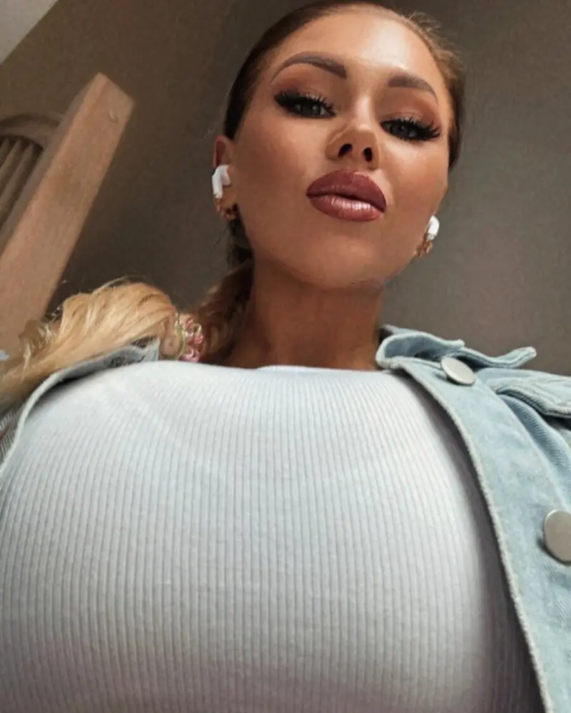 u8rz105yec (18) female from GB - sexting partner