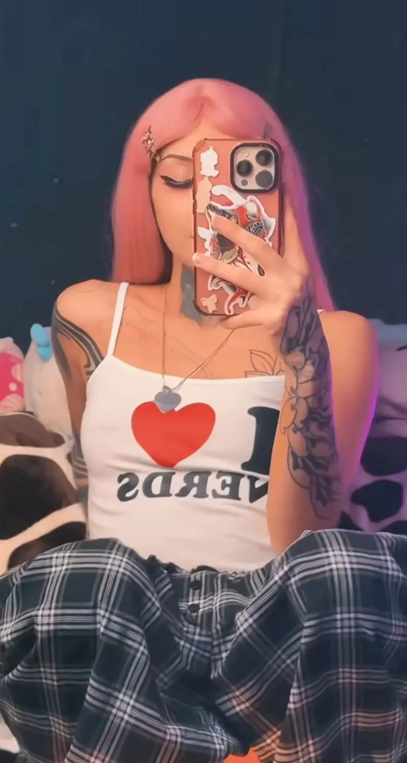 uayvszu (21) female from US - sexting partner