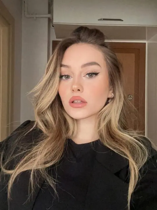 ugamsd (25) female from BE - sexting partner