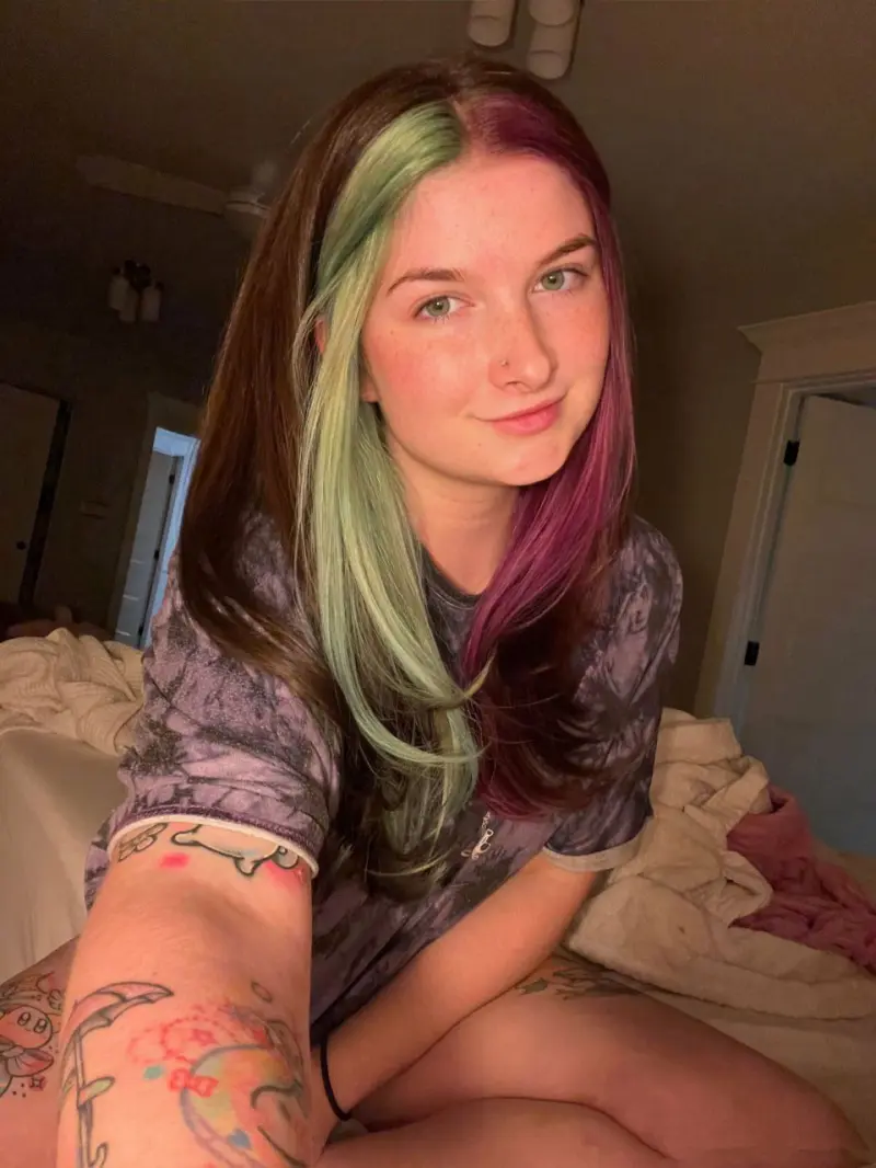 uzyeaq (21) female from US - sexting partner