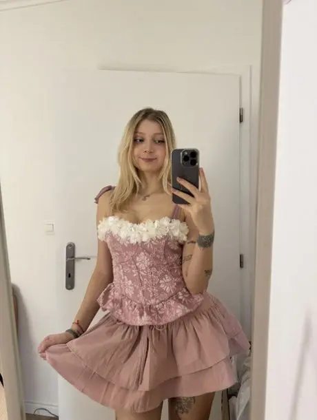 vamolij208 (26) female from GB - sexting partner