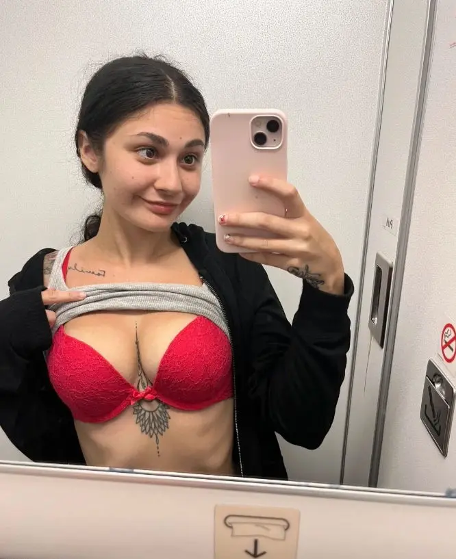 varocyri (21) female from US - sexting partner