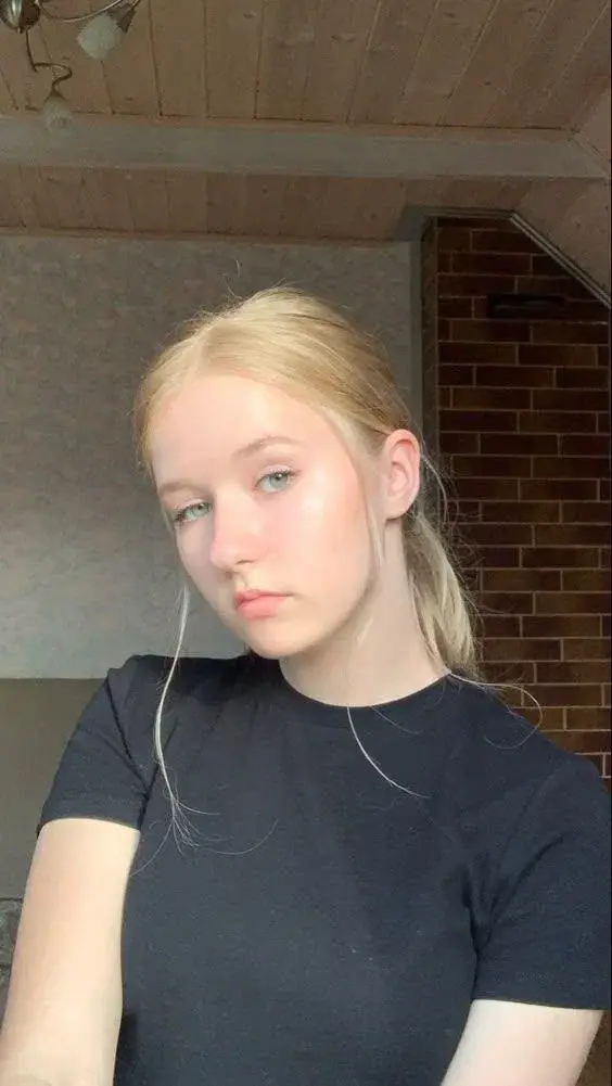 vefaco9842 (18) female from DE - sexting partner