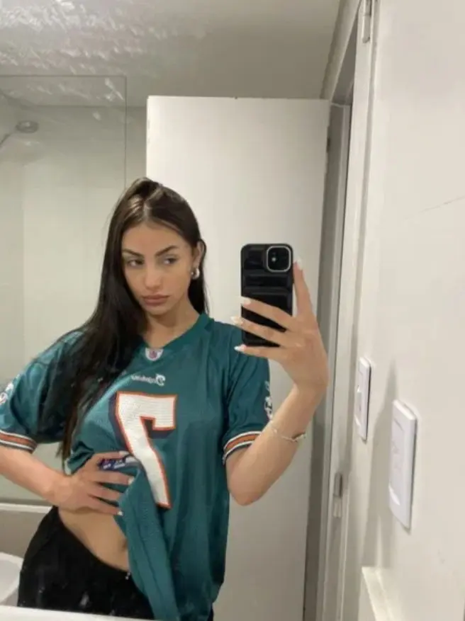 vemajyy (18) female from GB - sexting partner