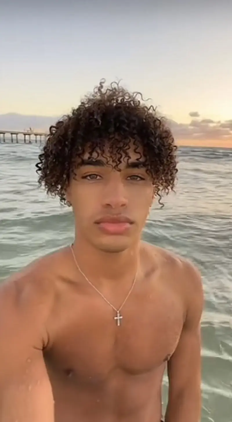 vitrineryan (19) male from FR - sexting partner