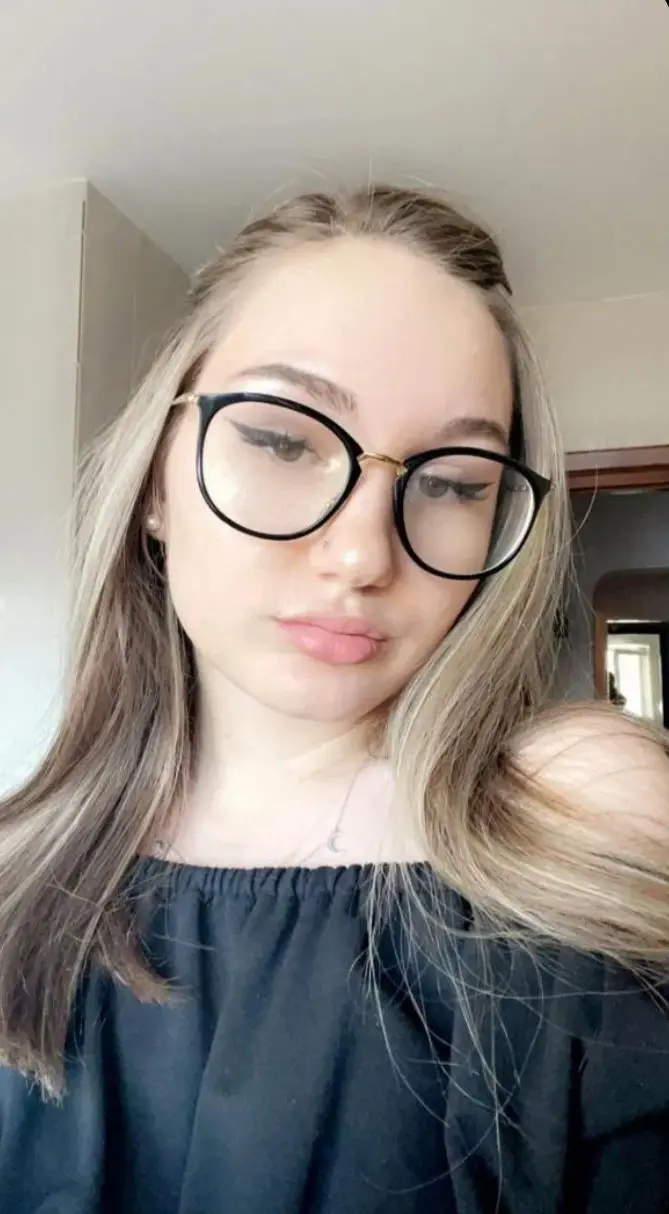 viyofit (18) female from US - sexting partner
