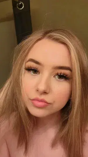 voraya6241 (22) female from US - sexting partner