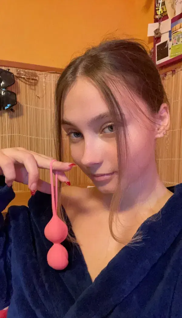 wagikob396 (22) female from US - sexting partner