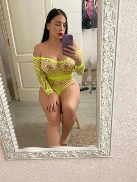 wedaj19561 (22) female from US - sexting partner