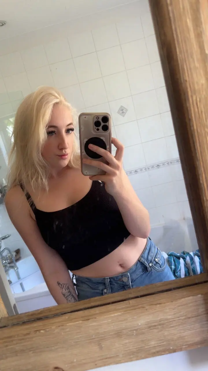 wekiwor672 (22) female from AU - sexting partner