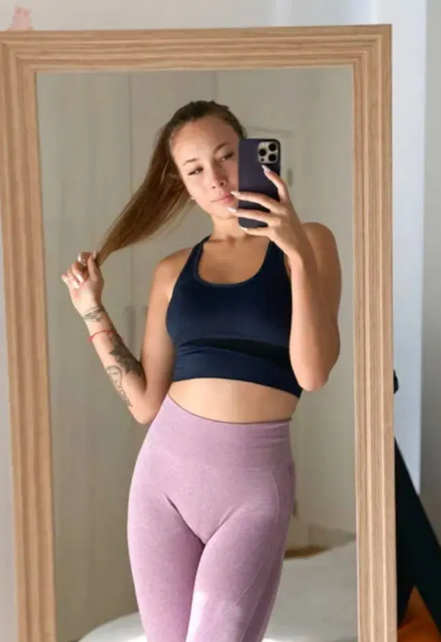 welyqewi (18) female from GB - sexting partner