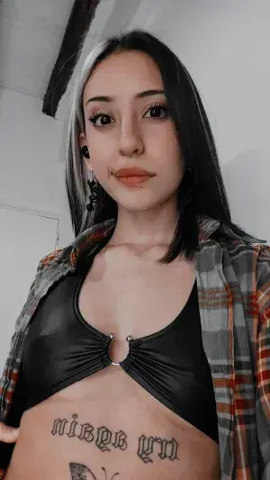 wipoman828 (18) female from US - sexting partner