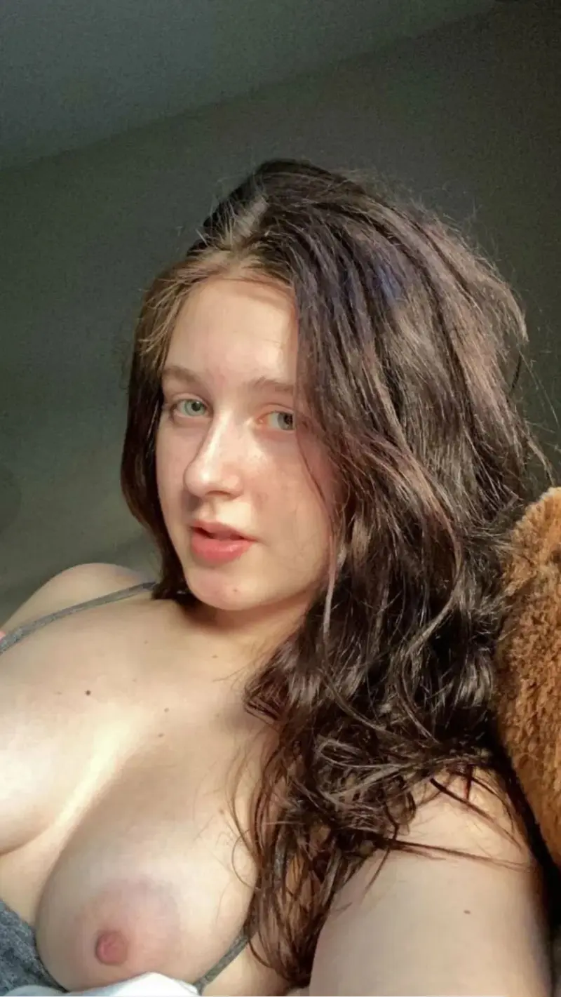 wovubiru (22) female from US - sexting partner