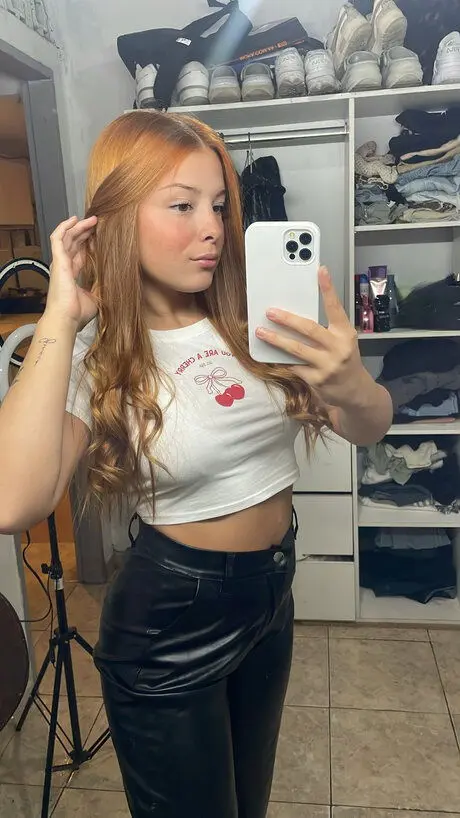 wowinov228 (26) female from US - sexting partner