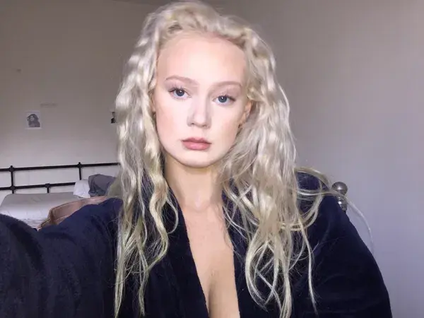 wowonew123 (18) female from GB - sexting partner