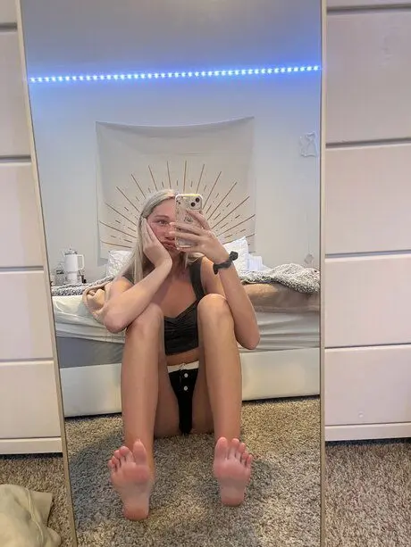 woxak65327 (18) female from GB - sexting partner