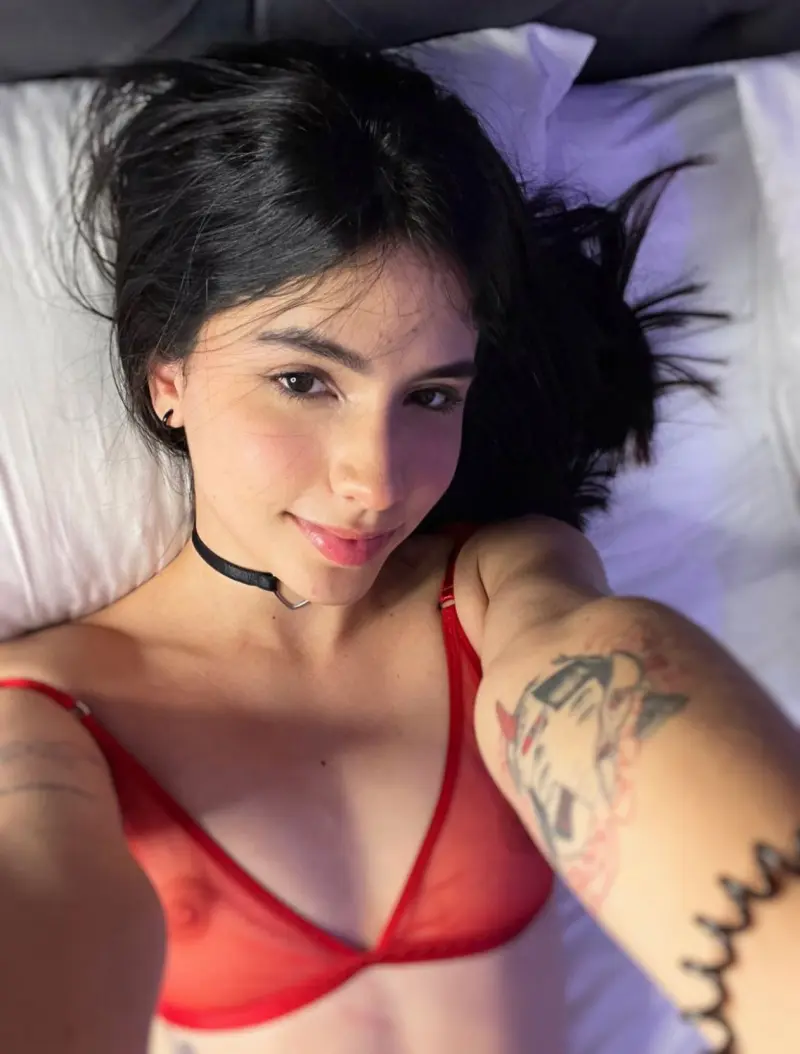 wunazi (23) female from GB - sexting partner