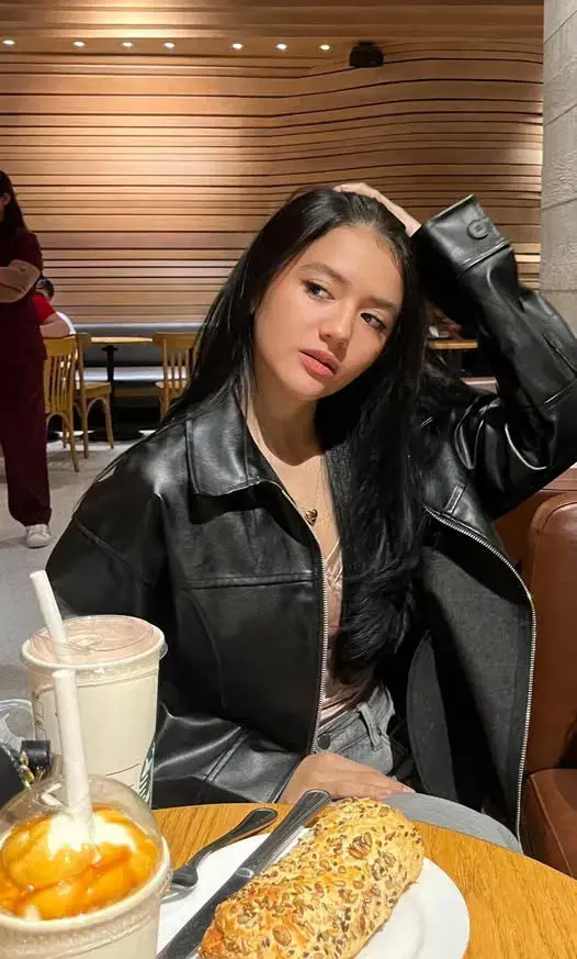 xavog63778 (23) female from FI - sexting partner