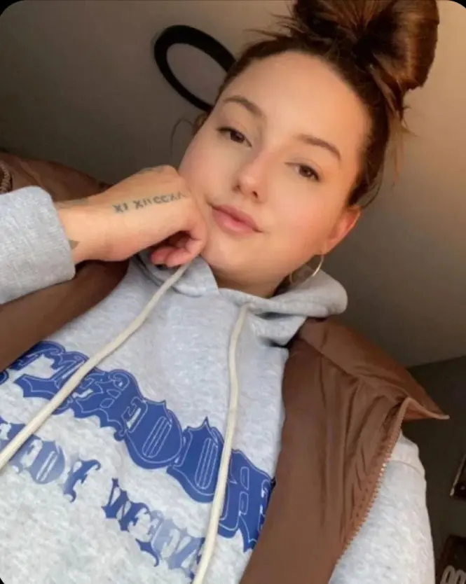 xawirjk (22) female from GB - sexting partner