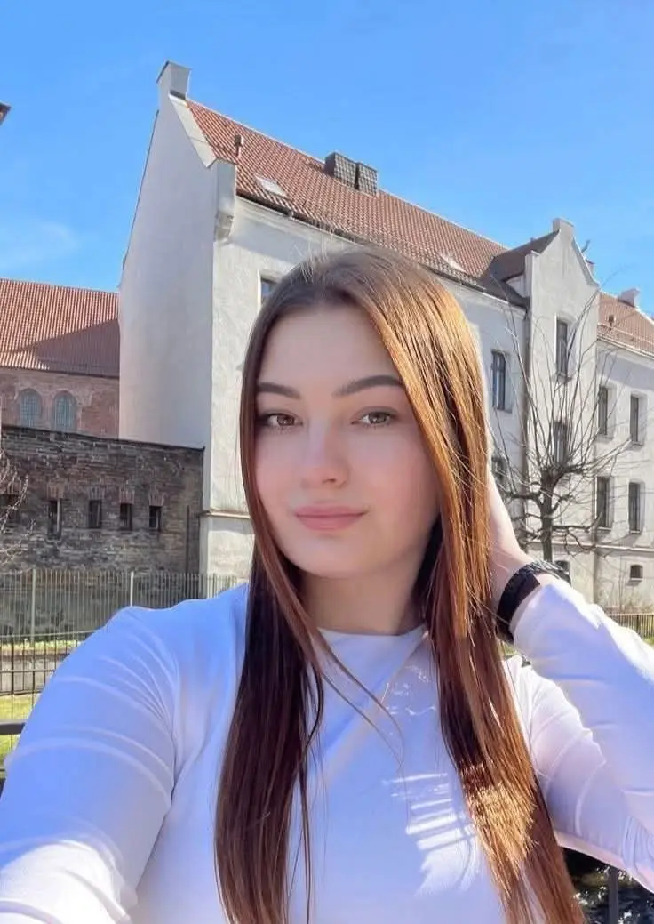 xediyhji (18) female from GB - sexting partner