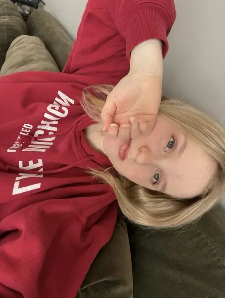 xenen71627 (18) female from US - sexting partner