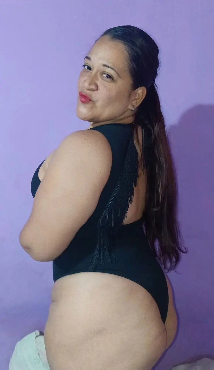 xesunigi (26) female from CA - sexting partner