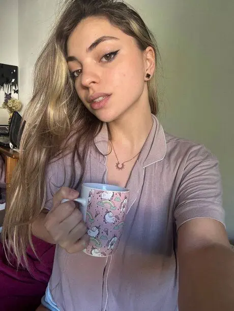 xicabi4730 (18) female from GB - sexting partner