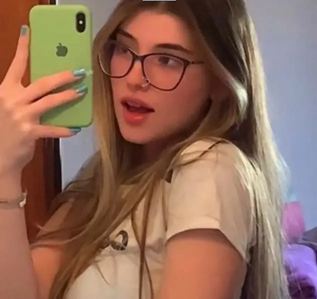 xikarox631 (22) female from AU - sexting partner