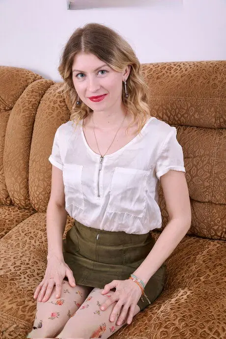 xitipiv158 (21) female from CA - sexting partner