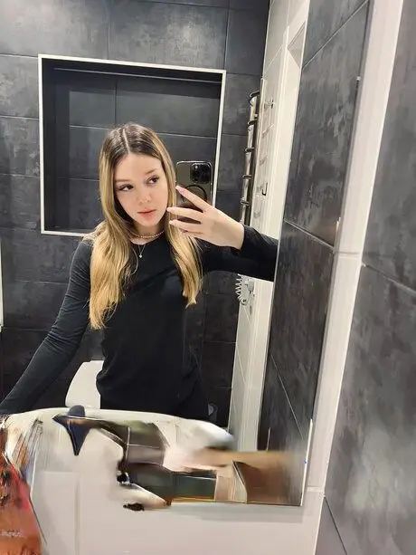 xiwep64786 (18) female from CA - sexting partner