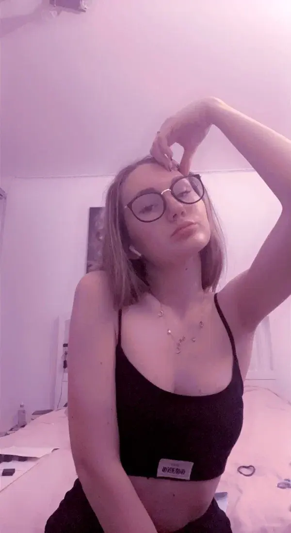 xocil63276 (18) female from US - sexting partner