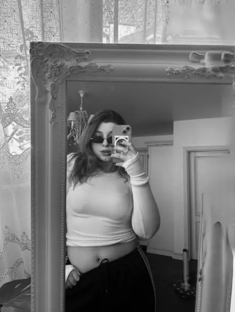 xomosi4831 (18) female from GB - sexting partner