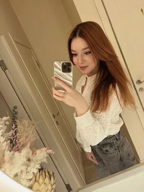 xoxipe5885 (21) female from US - sexting partner