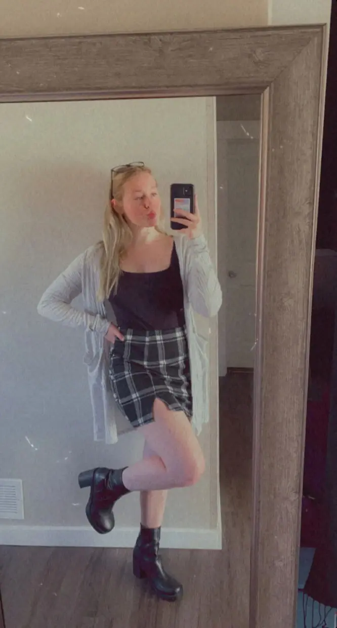 yabocty (21) female from US - sexting partner