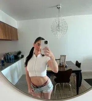 yafaco5212 (22) female from US - sexting partner