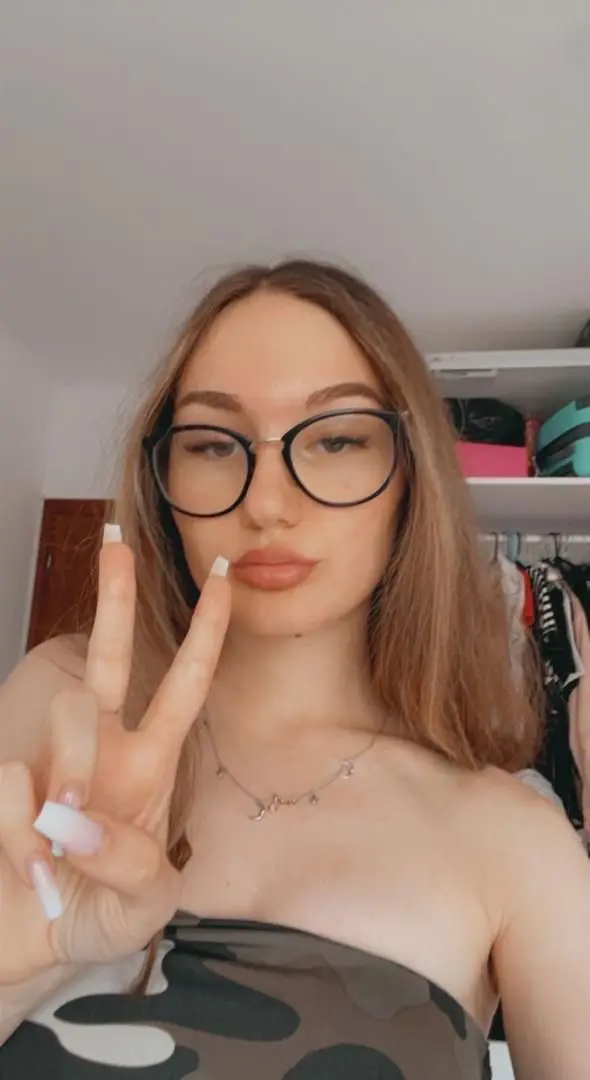 yemihan512 (20) female from GB - sexting partner