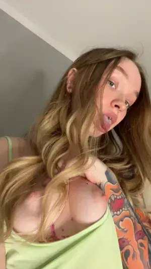 yepara1570 (18) female from GB - sexting partner