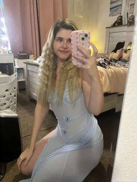 yibemi8410 (18) female from GB - sexting partner