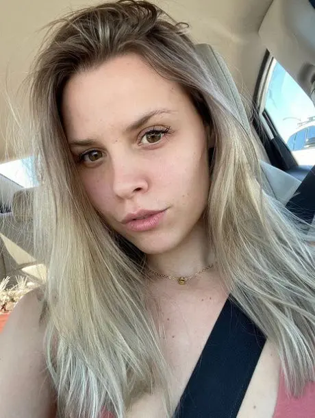 yiroxir957 (21) female from GB - sexting partner