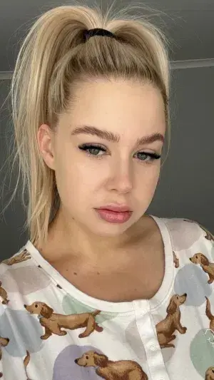 yocewe3949 (18) female from US - sexting partner