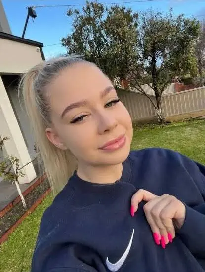 yorer45377 (18) female from US - sexting partner