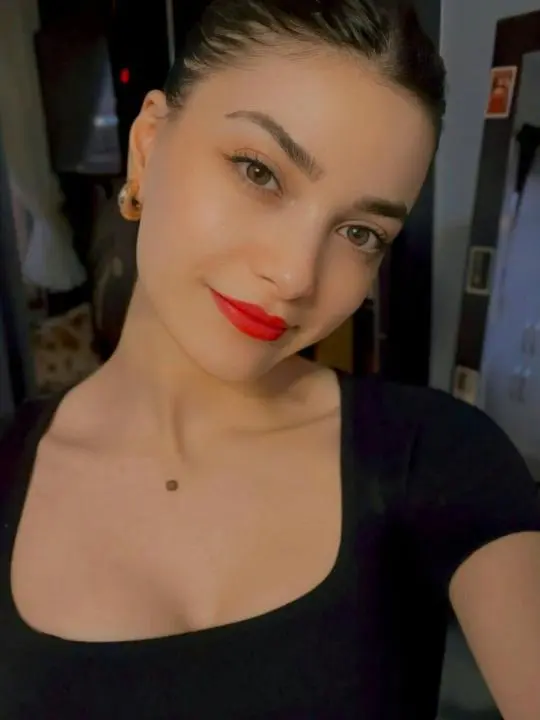 zikunasu (18) female from GB - sexting partner