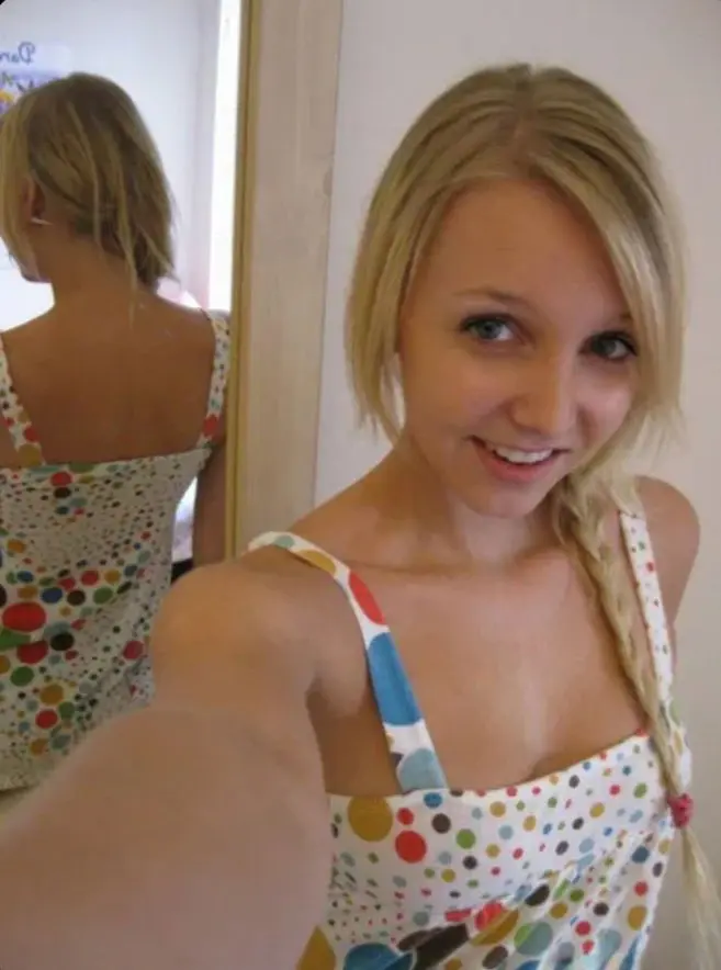 zujirony (18) female from GB - sexting partner